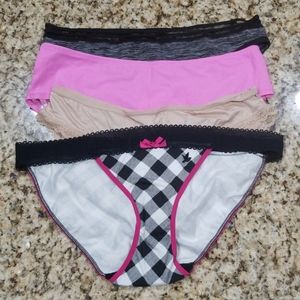 4 pairs of underwear